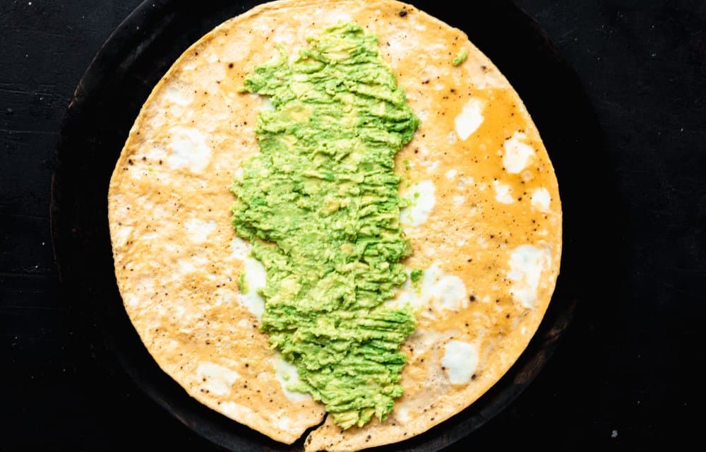 Romige eiwraps met kip en avocado