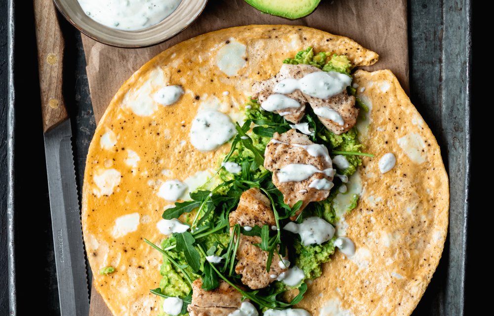 Romige eiwraps met kip en avocado