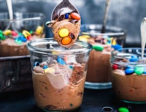 Simpele chocolademousse met M&M's