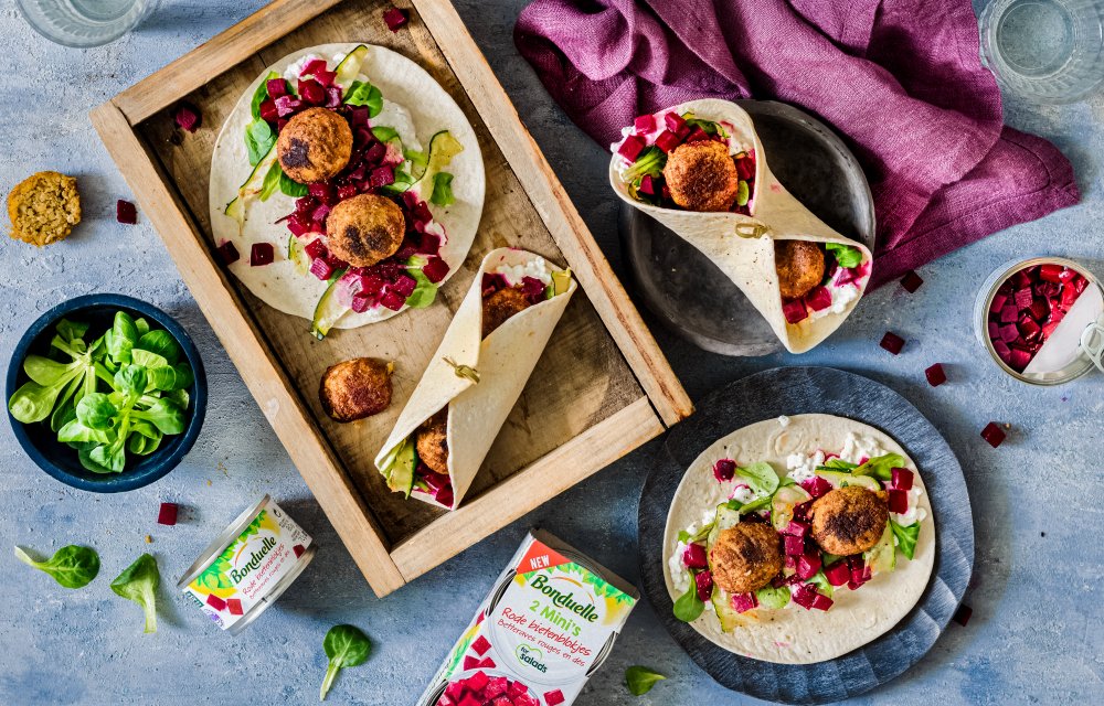 Volkorenwraps met rode biet, falafel en cottage cheese