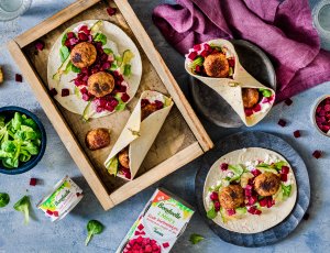 Volkorenwraps met rode biet, falafel en cottage cheese