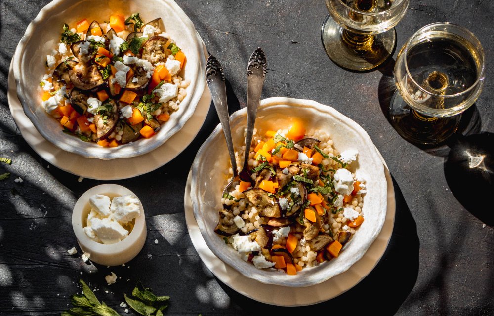Parelcouscous salade met gegrilde groenten en feta-eindfoto