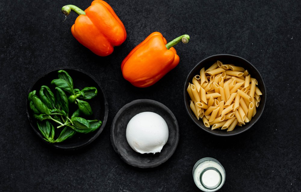 Pasta met oranjesaus en burrata