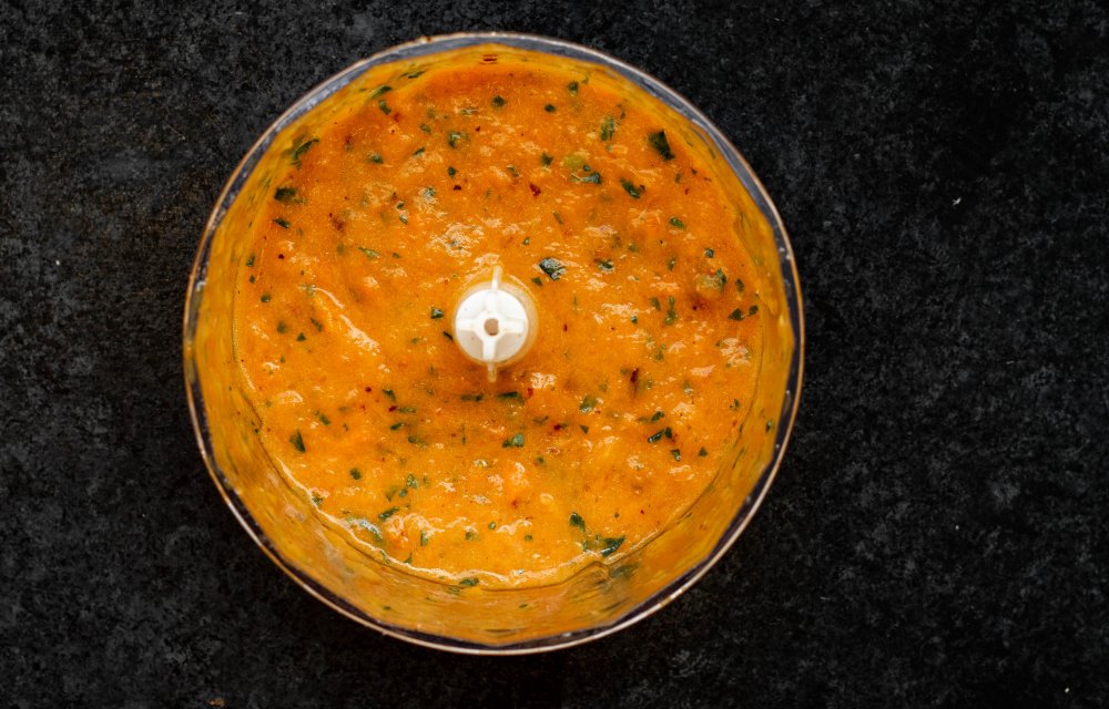 Pasta met oranjesaus en burrata