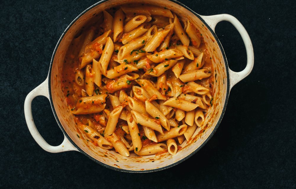 Pasta met oranjesaus en burrata