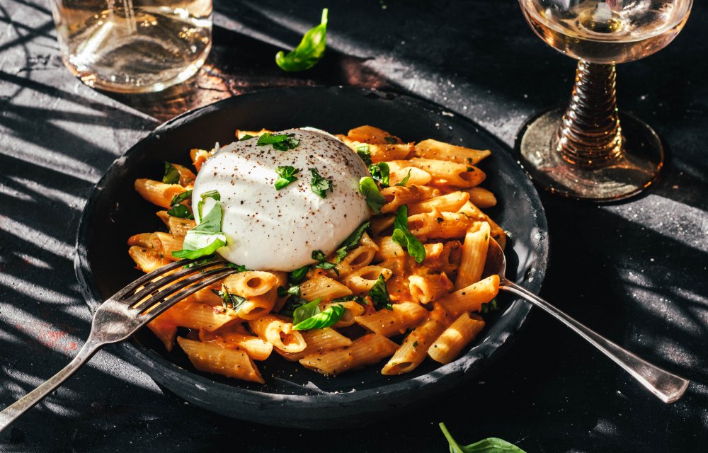 Pasta met oranje saus en burrata