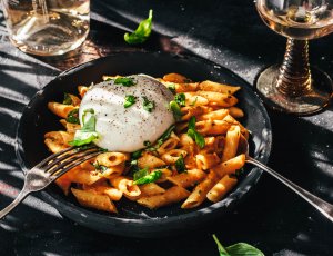 Pasta met oranje saus en burrata