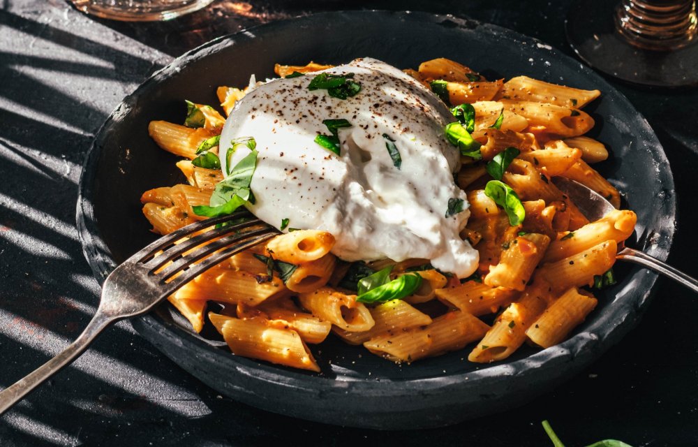 Pasta met oranjesaus en burrata