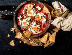 Shakshuka met gezondere tortillachips