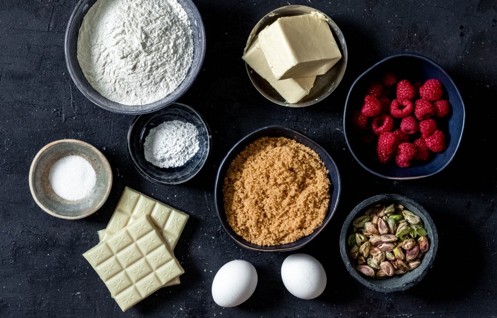 Witte chocolade-blondies met frambozen en pistache