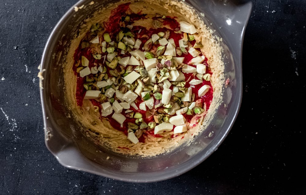 Witte chocolade-blondies met frambozen en pistache