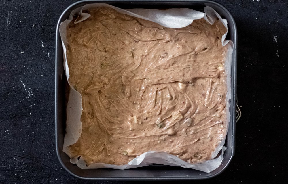 Witte chocolade-blondies met frambozen en pistache