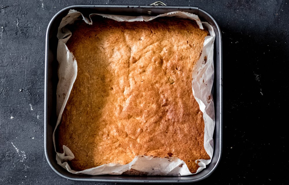 Witte chocolade-blondies met frambozen en pistache
