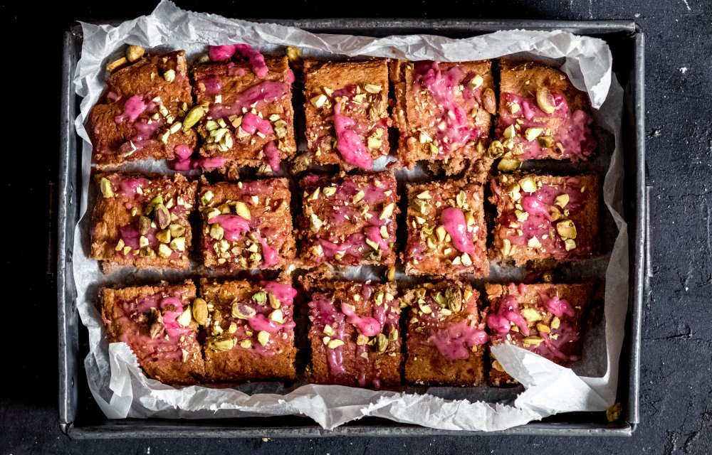 Witte chocolade-blondies met frambozen en pistache