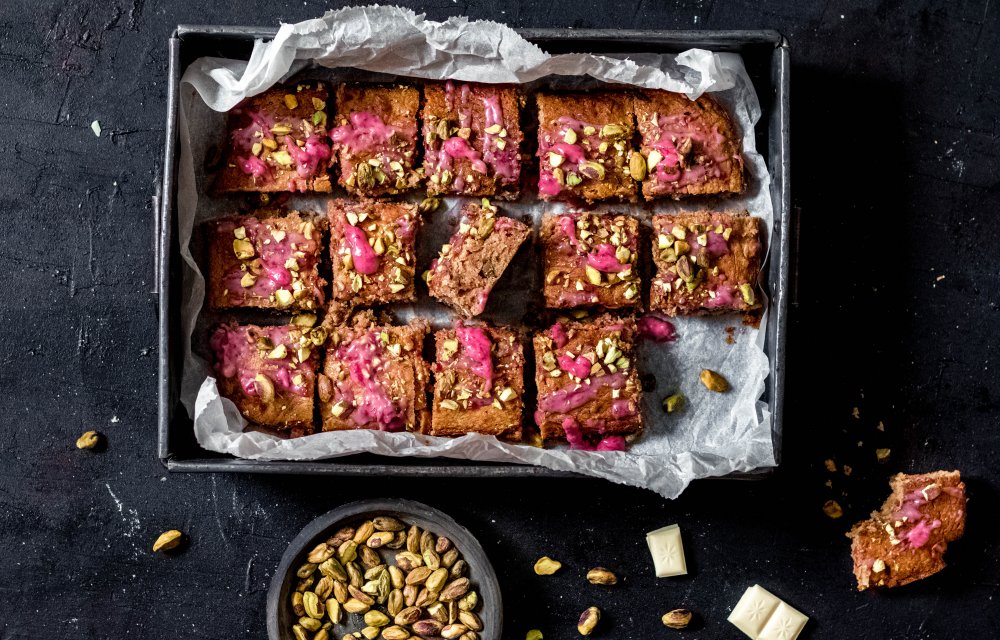 Witte chocolade-blondies met frambozen en pistache