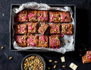 Witte chocolade-blondies met frambozen en pistache