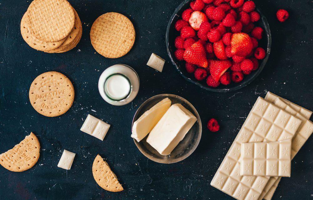 Witte chocolademoussetaart met frambozen en aardbeien