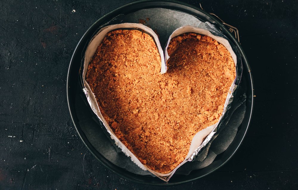 Witte chocolademoussetaart met frambozen en aardbeien