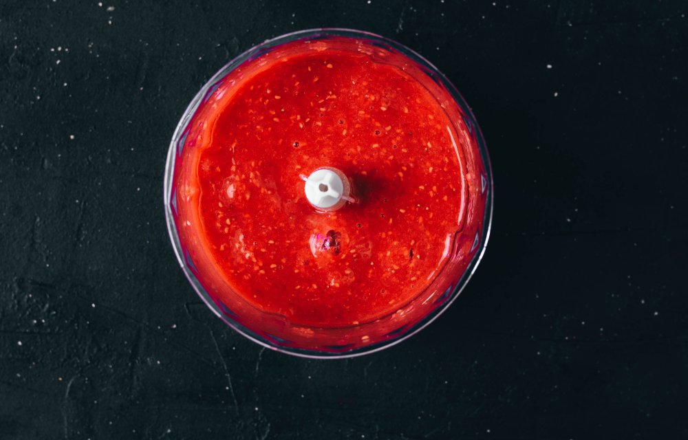 Witte chocolademoussetaart met frambozen en aardbeien