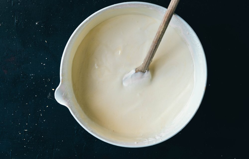 Witte chocolademoussetaart met frambozen en aardbeien