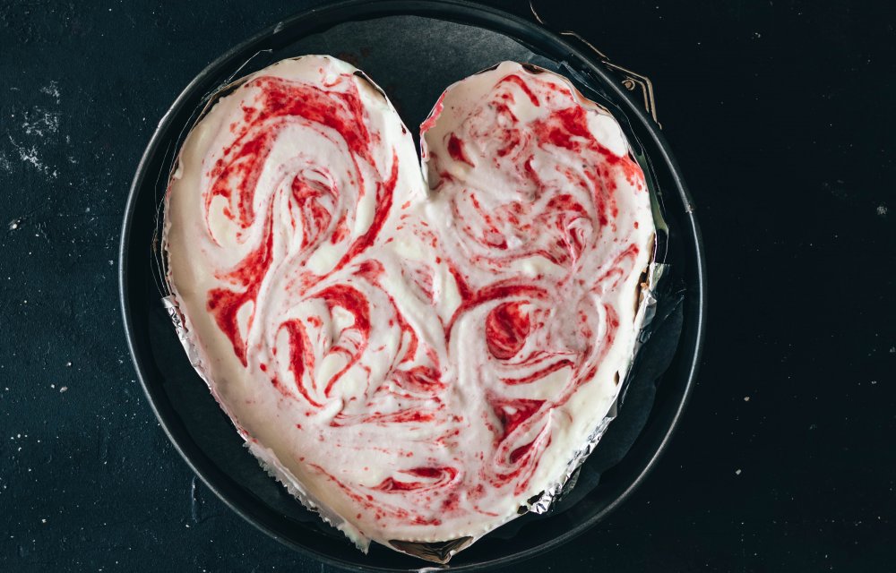Witte chocolademoussetaart met frambozen en aardbeien