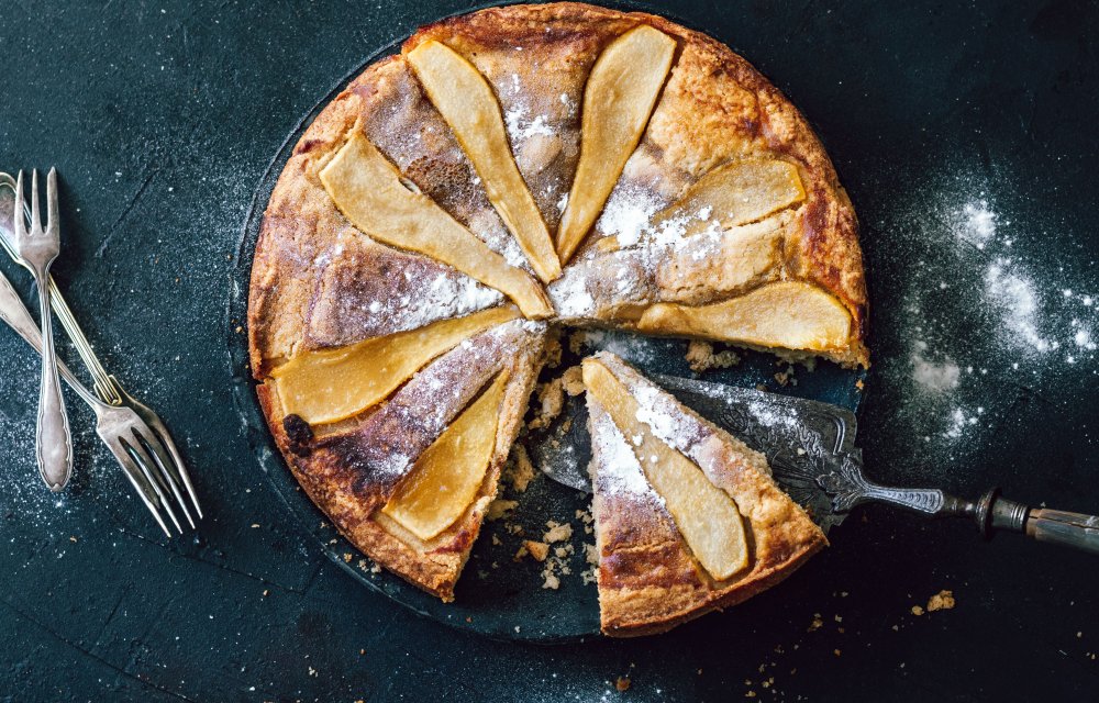 Boterkoek met gekarameliseerde peer