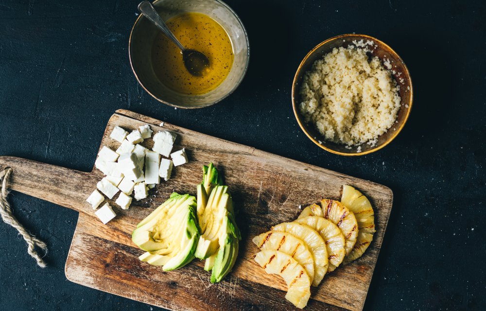 Couscoussalade met gegrilde ananas, avocado en feta