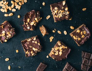 Gezondere peanutbars met pure chocolade