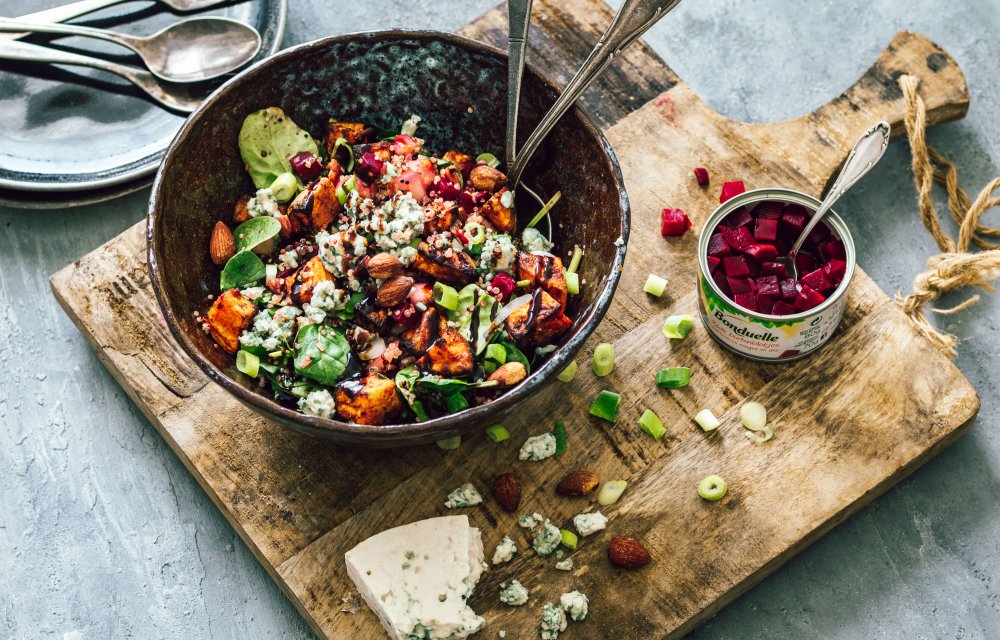 Kleurrijke quinoasalade met rode bietenblokjes