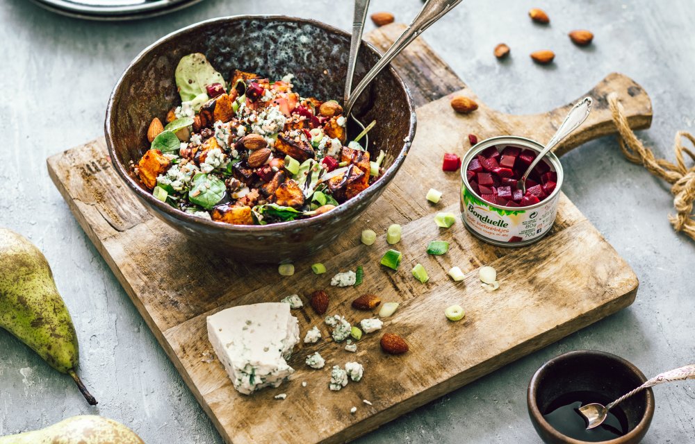 Kleurrijke quinoasalade met rode bietenblokjes