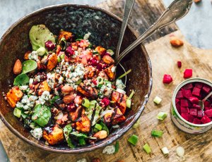 Kleurrijke quinoasalade met rode bietenblokjes