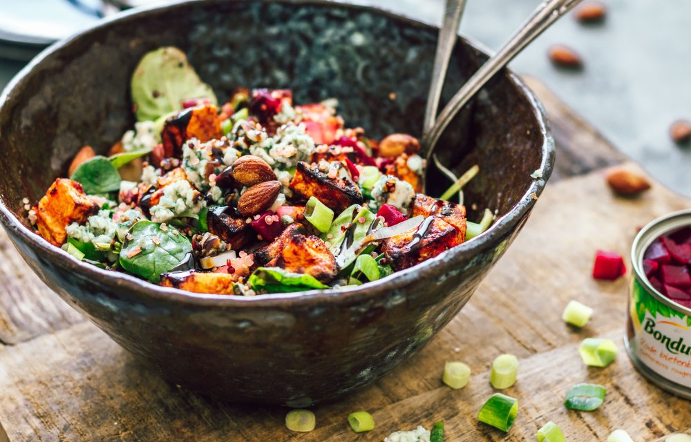 Kleurrijke quinoasalade met rode bietenblokjes