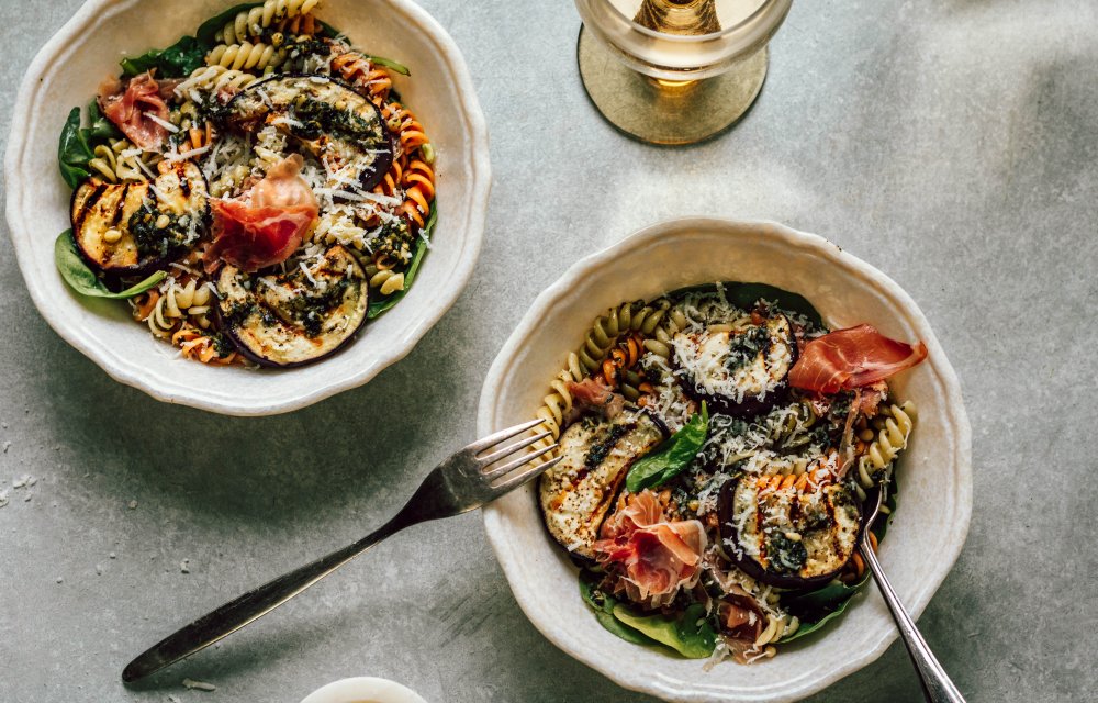 Pastasalade met gegrilde aubergine en rauwe ham