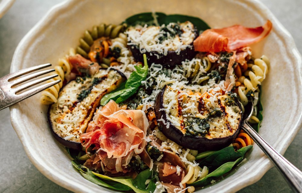 Pastasalade met gegrilde aubergine en rauwe ham