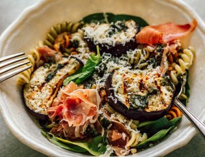 Pastasalade met gegrilde aubergine en rauwe ham