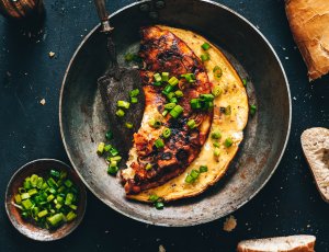 Pittige boerenomelet met zoete aardappel