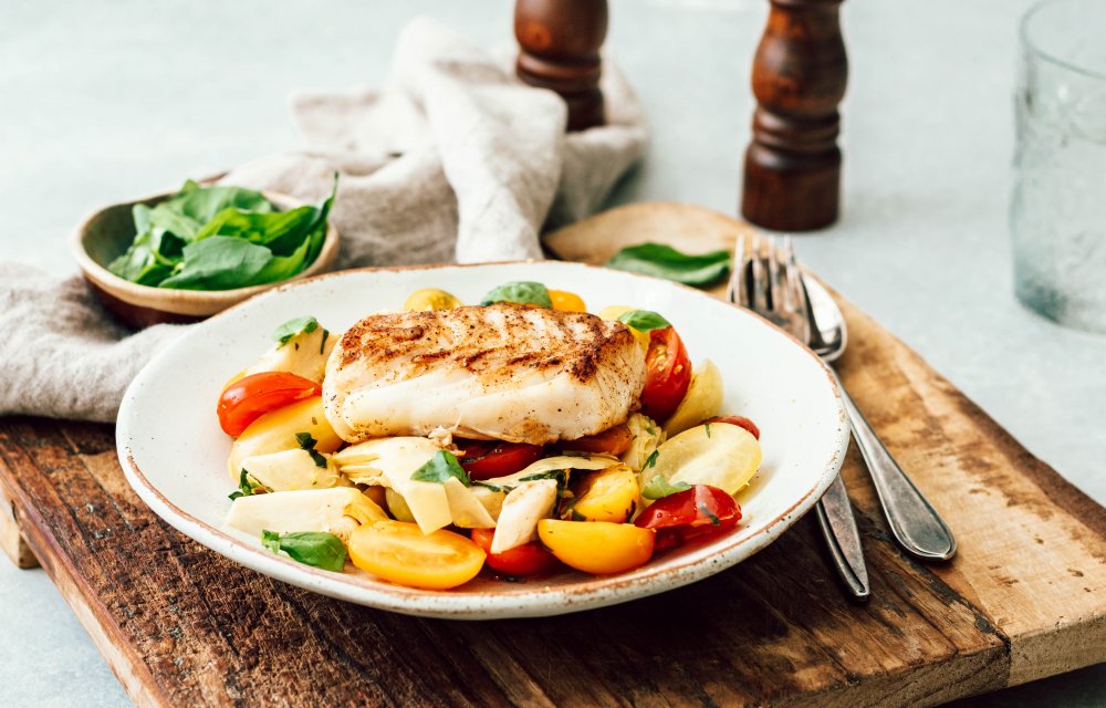 Tomatensalade met artisjok en gebakken kabeljauw