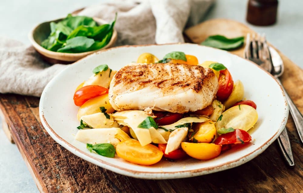 Tomatensalade met artisjok en gebakken kabeljauw