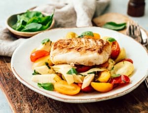 Tomatensalade met artisjok en gebakken kabeljauw