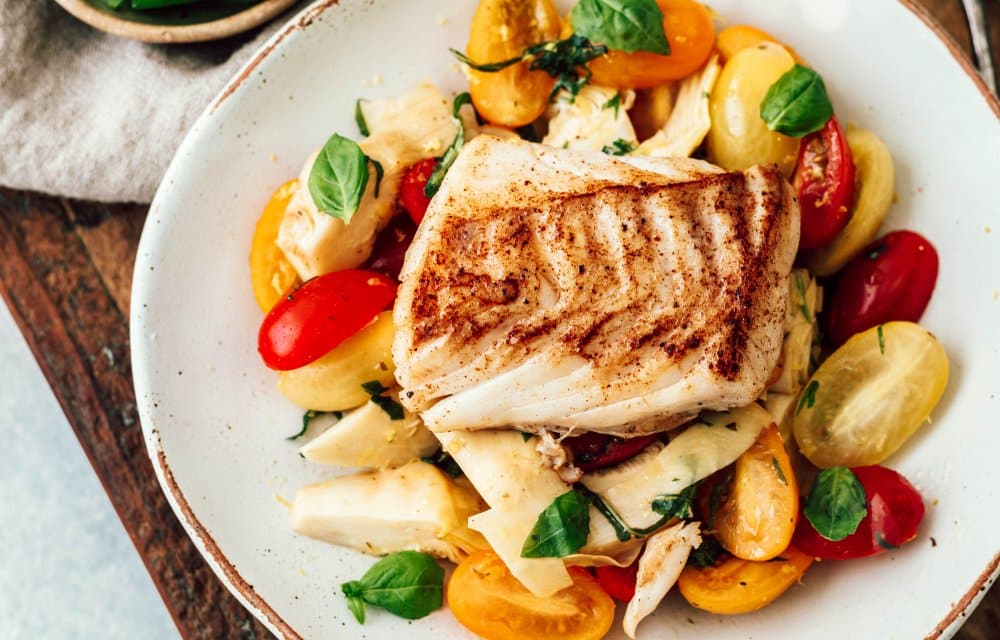 Tomatensalade met artisjok en gebakken kabeljauw