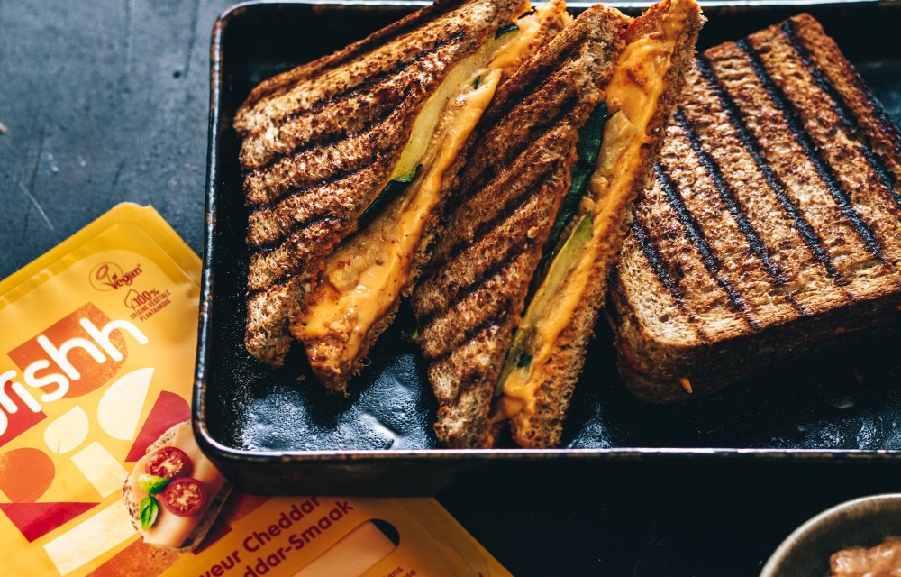 Vegan tosti met courgette en harissa