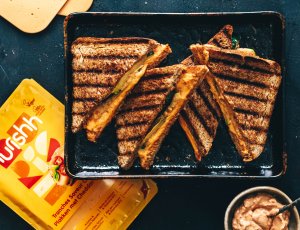 Vegan tosti met courgette en harissa