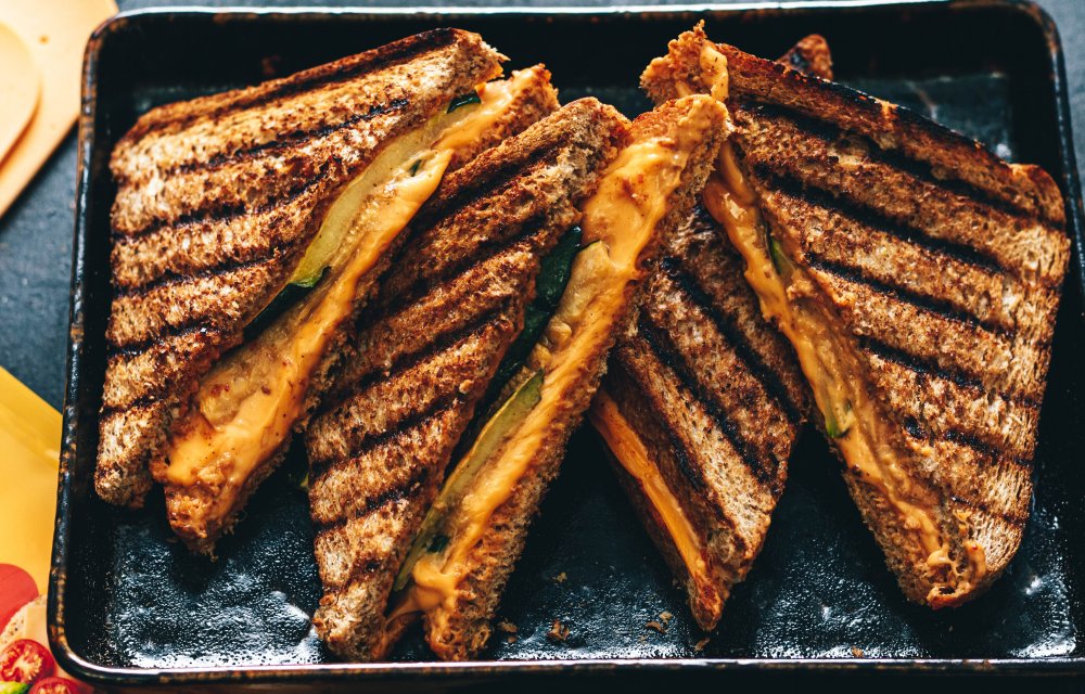 Vegan tosti met courgette en harissa