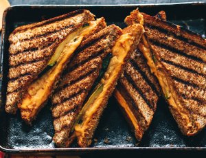 Vegan tosti met courgette en harissa