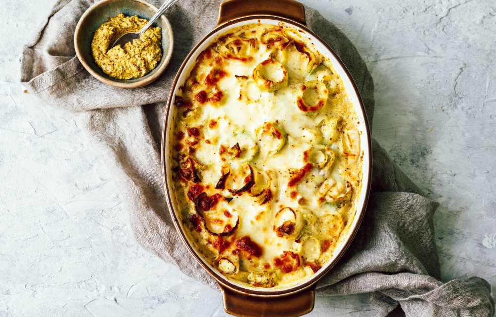Zomerse zalmschotel met prei