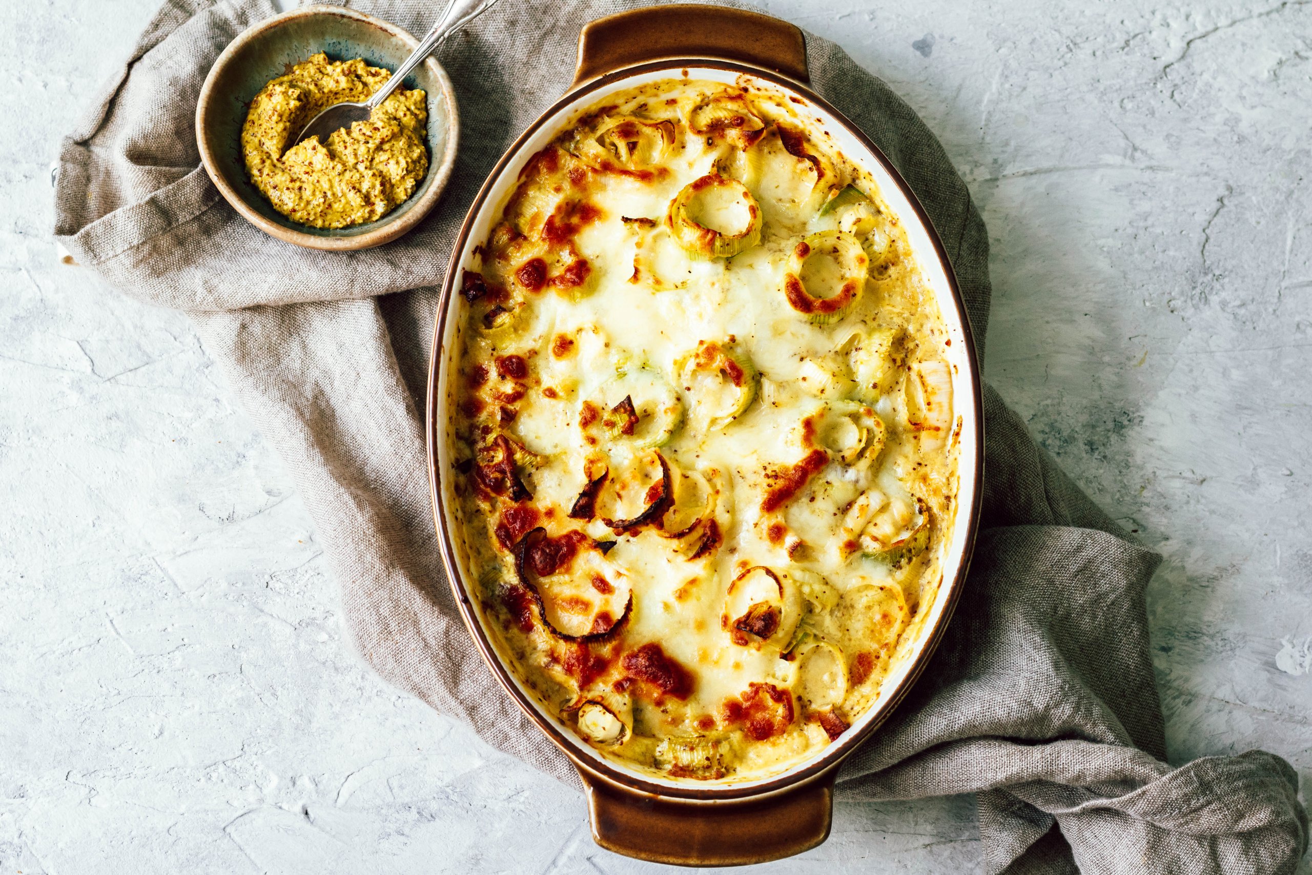 Zomerse zalmschotel met prei