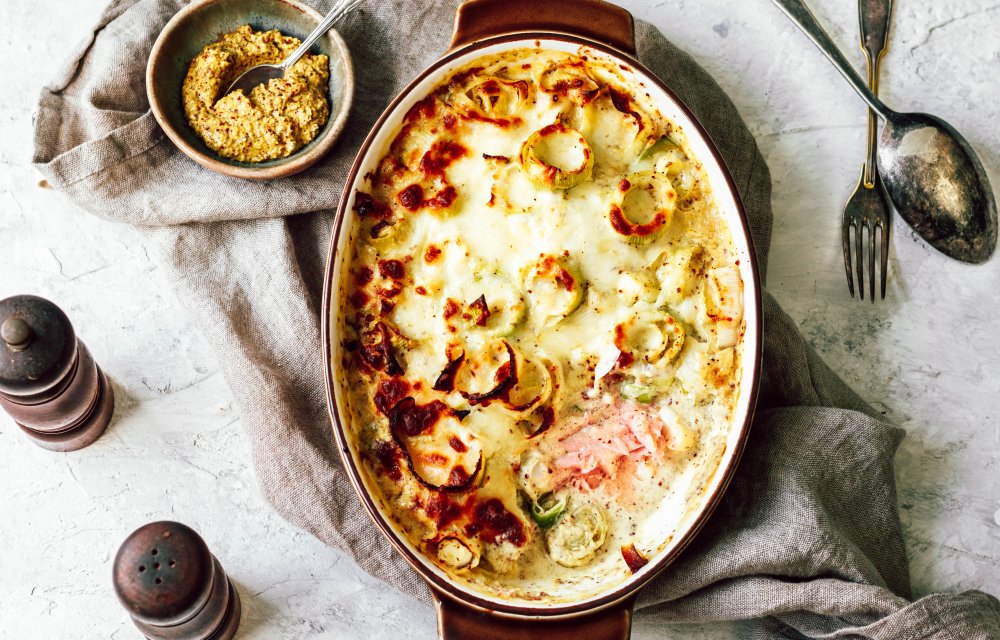 Zomerse zalmschotel met prei