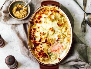 Zomerse zalmschotel met prei