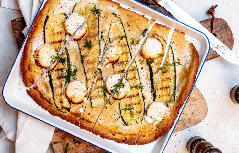 Amandelplaattaart met geitenkaas en courgette