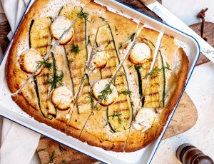Amandelplaattaart met geitenkaas en courgette
